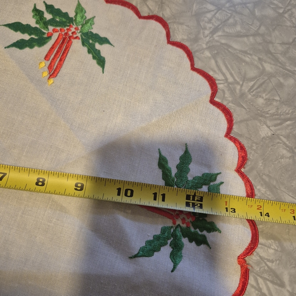 Vintage Christmas Table Doile - Picture 4 of 4
